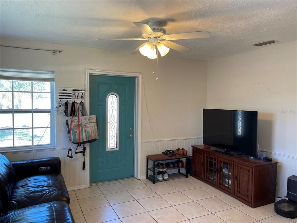 For Sale: $299,000 (2 beds, 1 baths, 743 Square Feet)