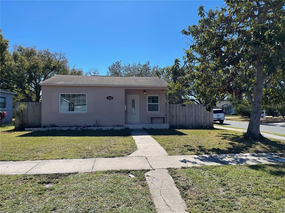 For Sale: $299,000 (2 beds, 1 baths, 743 Square Feet)