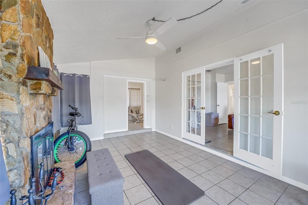 Active With Contract: $375,000 (2 beds, 1 baths, 1043 Square Feet)