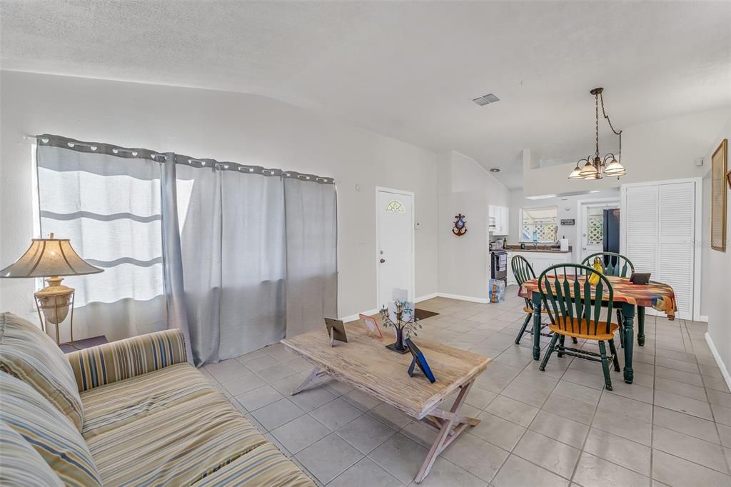 Active With Contract: $375,000 (2 beds, 1 baths, 1043 Square Feet)