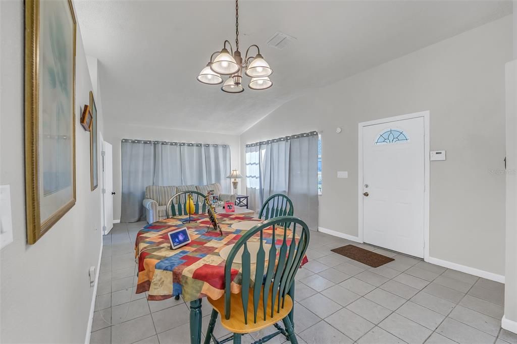 Active With Contract: $375,000 (2 beds, 1 baths, 1043 Square Feet)