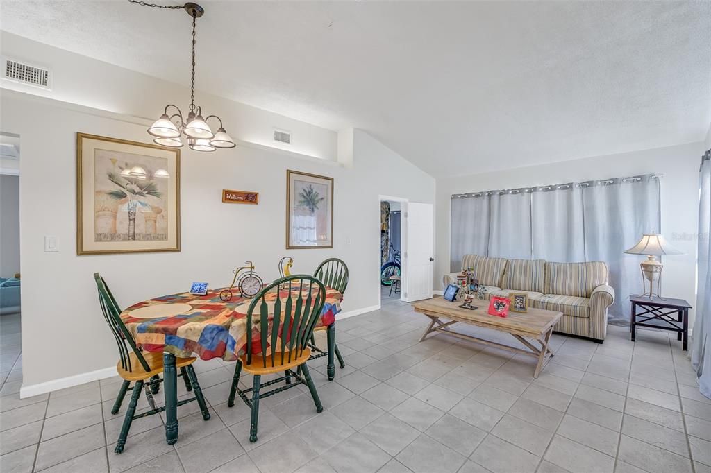 Active With Contract: $375,000 (2 beds, 1 baths, 1043 Square Feet)