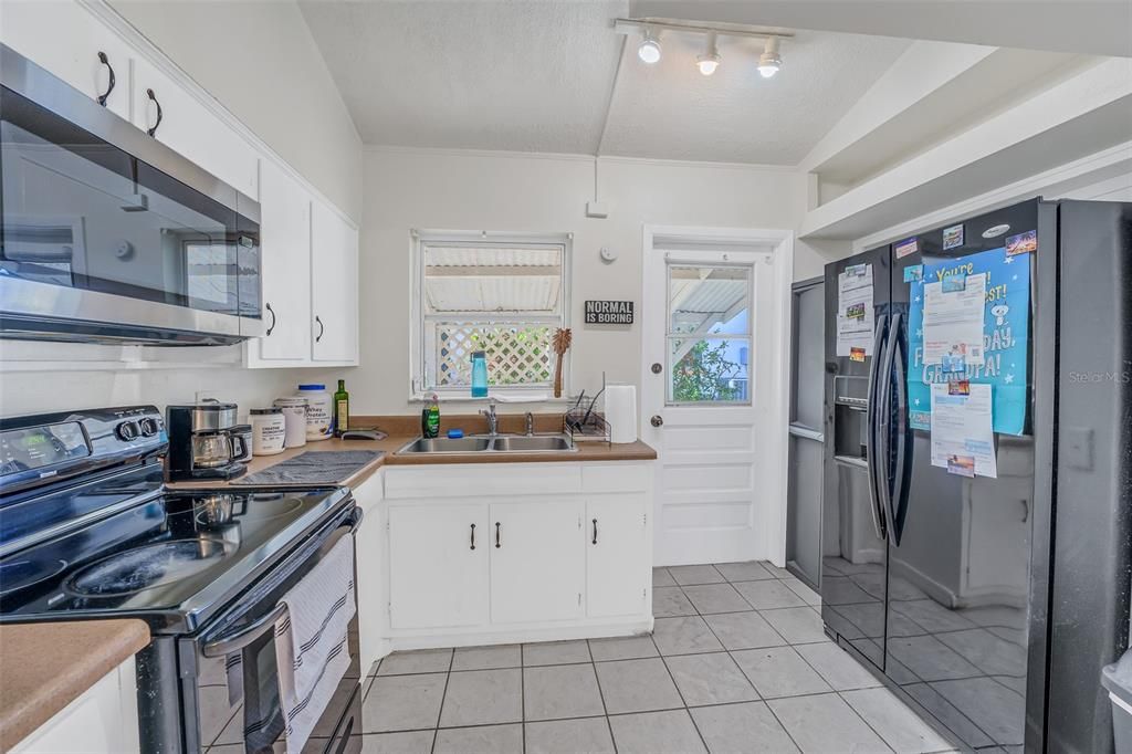 Active With Contract: $375,000 (2 beds, 1 baths, 1043 Square Feet)