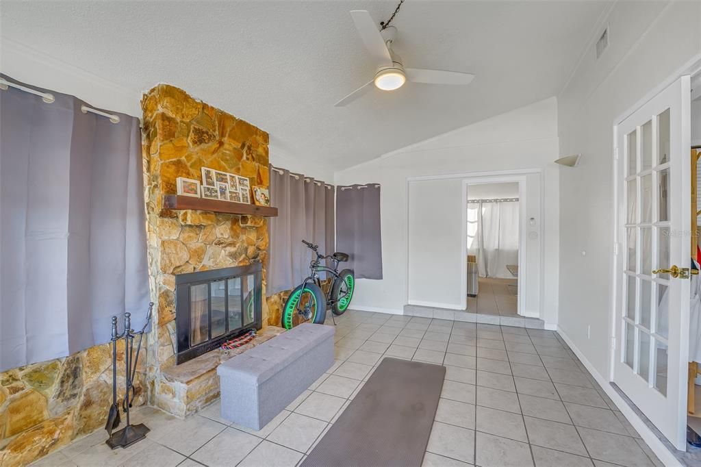 Active With Contract: $375,000 (2 beds, 1 baths, 1043 Square Feet)