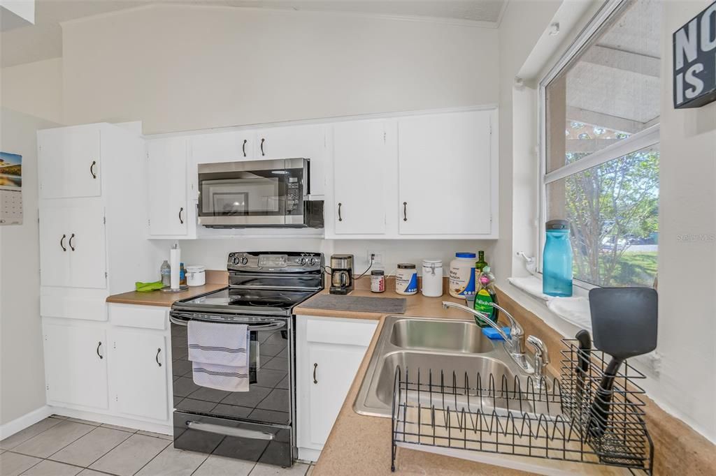 Active With Contract: $375,000 (2 beds, 1 baths, 1043 Square Feet)