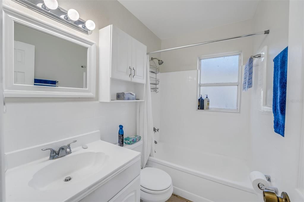 Active With Contract: $375,000 (2 beds, 1 baths, 1043 Square Feet)