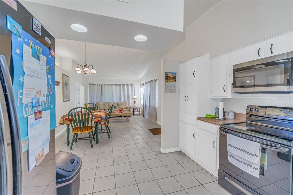 Active With Contract: $375,000 (2 beds, 1 baths, 1043 Square Feet)