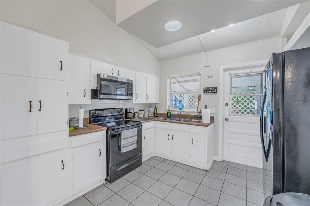 Active With Contract: $375,000 (2 beds, 1 baths, 1043 Square Feet)