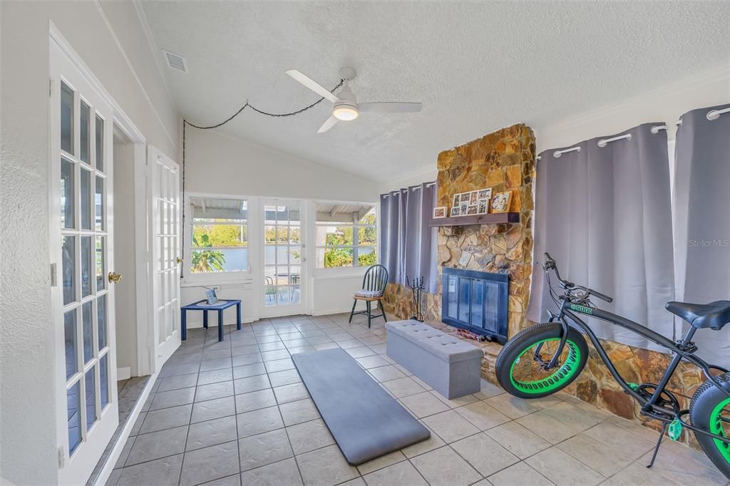 Active With Contract: $375,000 (2 beds, 1 baths, 1043 Square Feet)