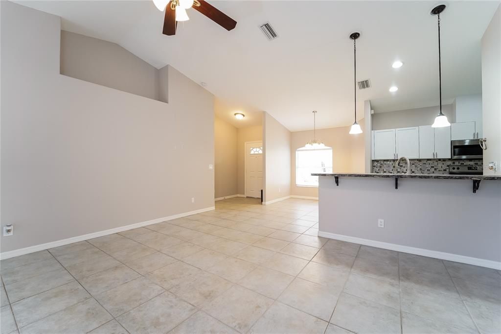 For Rent: $1,995 (3 beds, 2 baths, 1371 Square Feet)