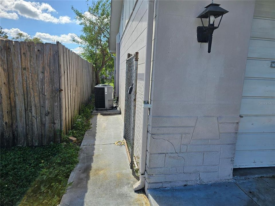 Active With Contract: $185,000 (2 beds, 1 baths, 912 Square Feet)