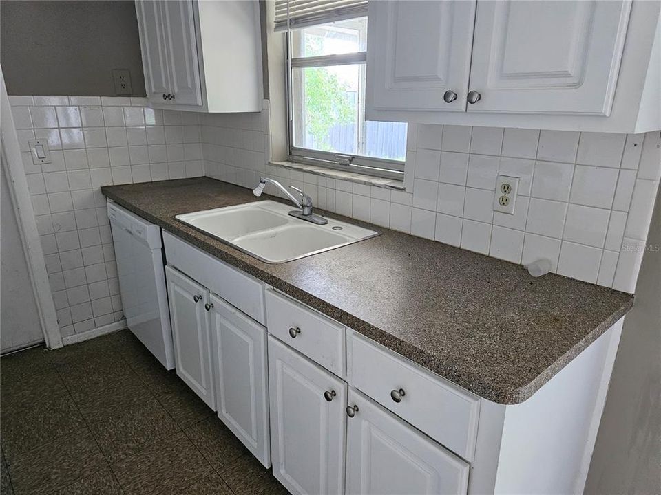 Active With Contract: $185,000 (2 beds, 1 baths, 912 Square Feet)