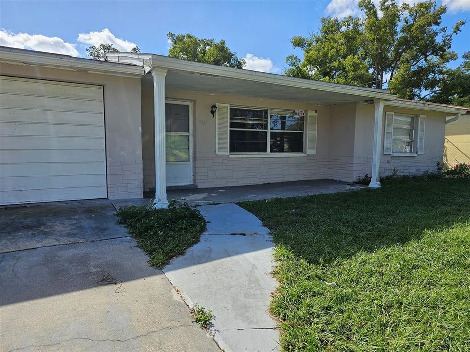 Active With Contract: $185,000 (2 beds, 1 baths, 912 Square Feet)