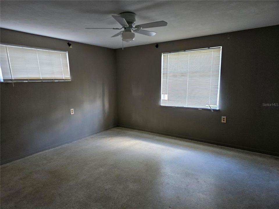 Active With Contract: $185,000 (2 beds, 1 baths, 912 Square Feet)