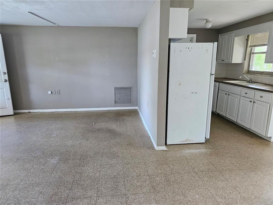 Active With Contract: $185,000 (2 beds, 1 baths, 912 Square Feet)