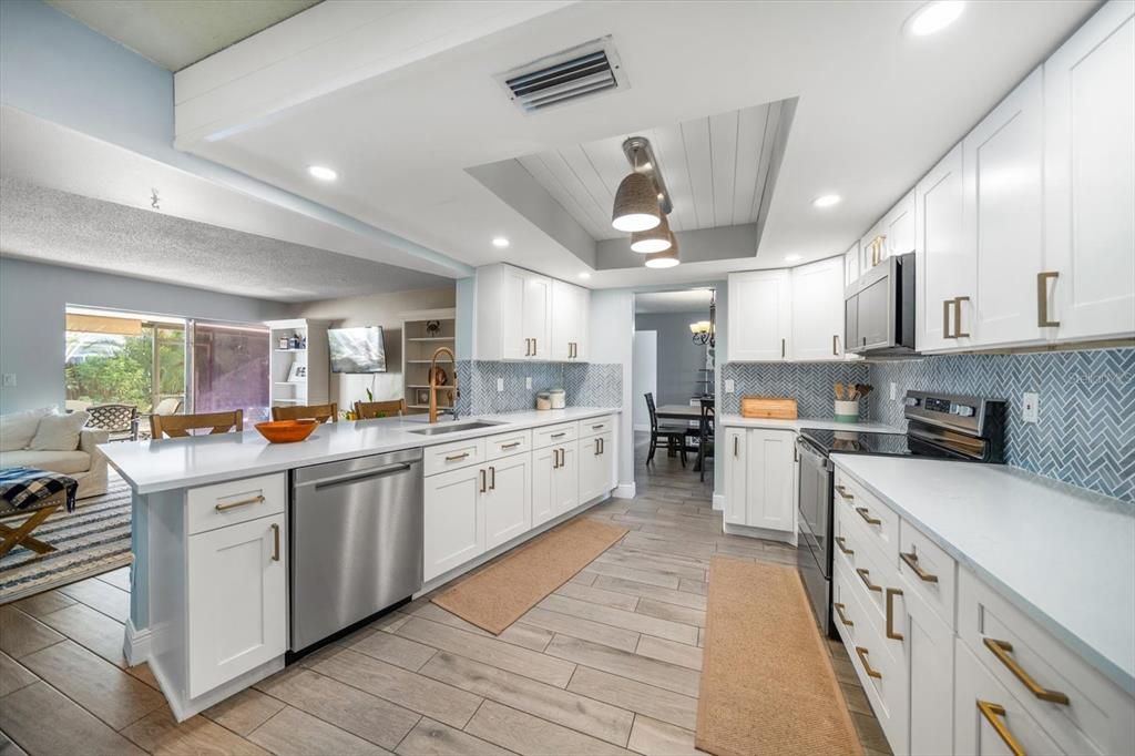 Active With Contract: $639,000 (4 beds, 2 baths, 2128 Square Feet)