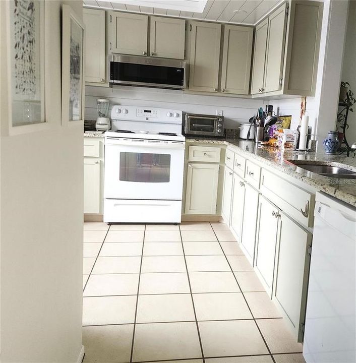 For Sale: $289,900 (2 beds, 2 baths, 1040 Square Feet)