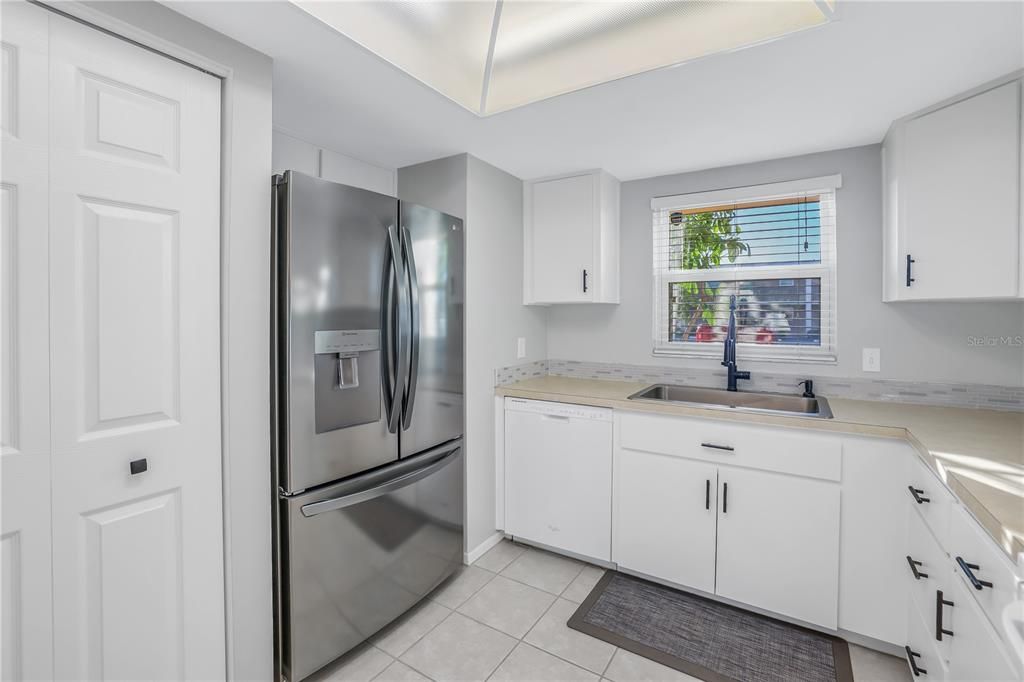 For Sale: $225,000 (2 beds, 2 baths, 1190 Square Feet)