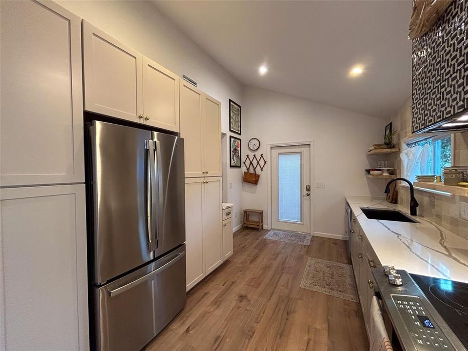 For Sale: $485,900 (1 beds, 1 baths, 995 Square Feet)