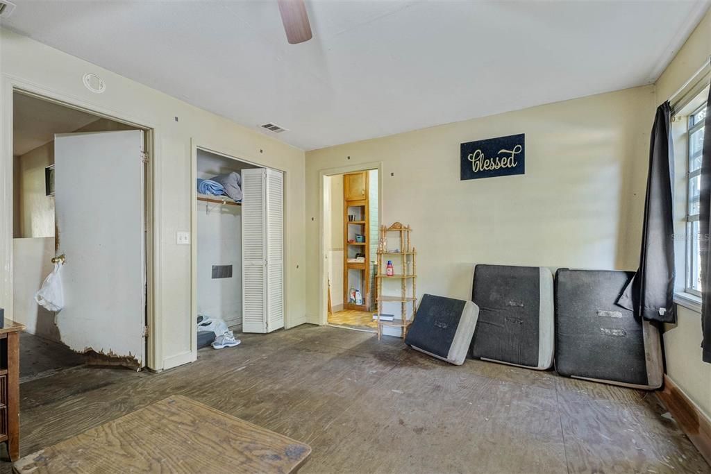 For Sale: $280,000 (4 beds, 2 baths, 1157 Square Feet)