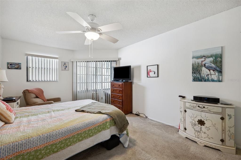 For Sale: $279,900 (2 beds, 2 baths, 1240 Square Feet)