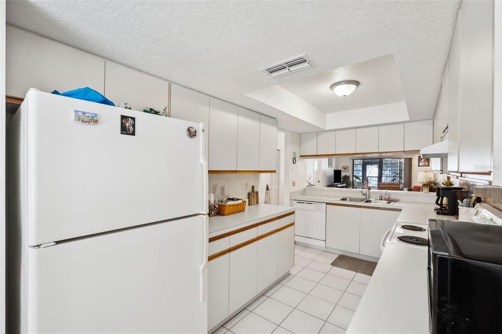 For Sale: $279,900 (2 beds, 2 baths, 1240 Square Feet)