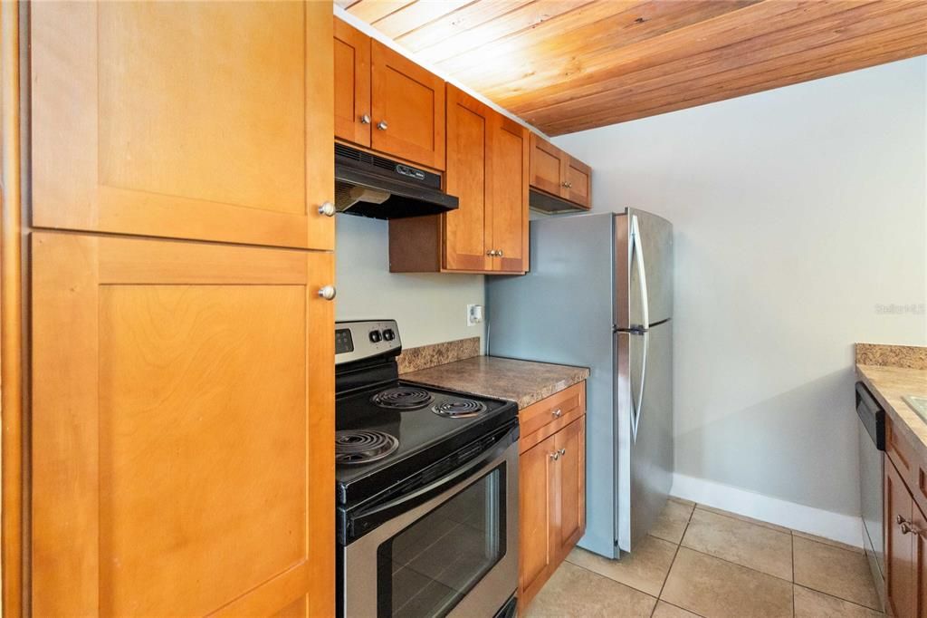 For Sale: $186,500 (1 beds, 1 baths, 834 Square Feet)