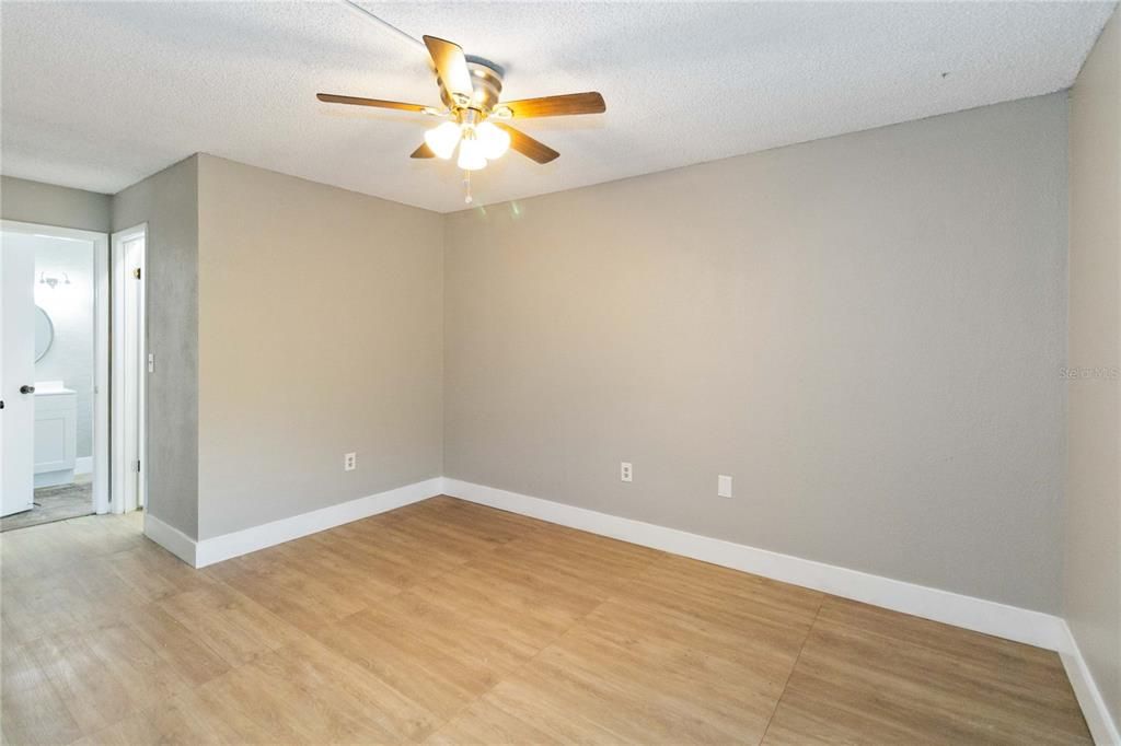 For Sale: $186,500 (1 beds, 1 baths, 834 Square Feet)