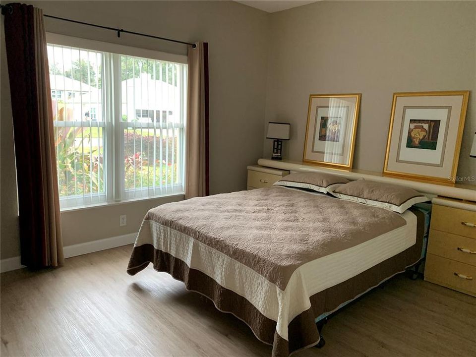 Queen size guest bedroom