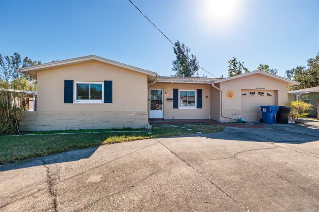 For Sale: $325,000 (3 beds, 2 baths, 1304 Square Feet)