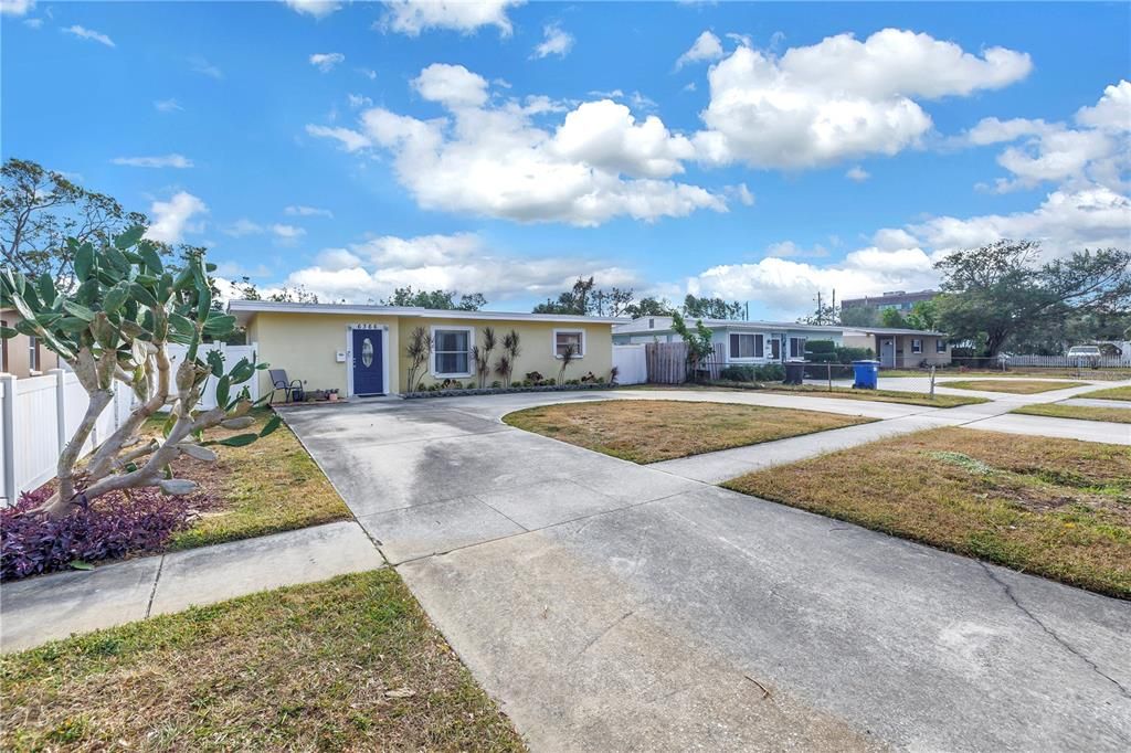 For Sale: $355,000 (3 beds, 2 baths, 1044 Square Feet)