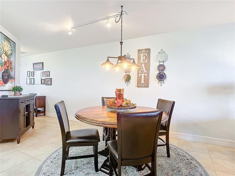 For Sale: $445,000 (2 beds, 2 baths, 1384 Square Feet)