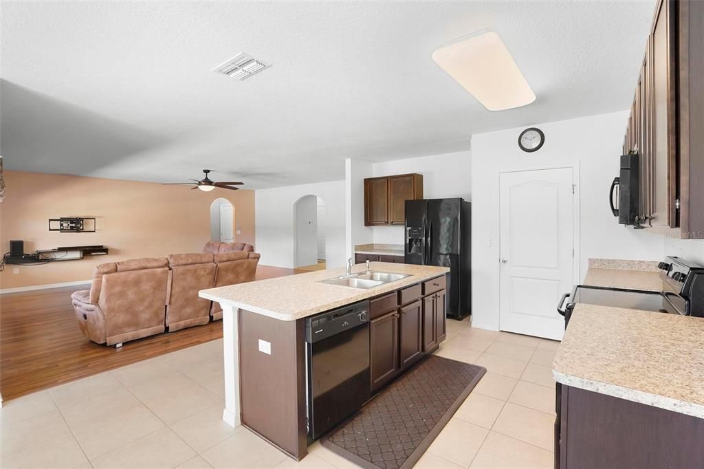 For Sale: $355,000 (4 beds, 2 baths, 2368 Square Feet)