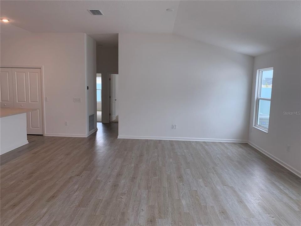 For Rent: $2,100 (2 beds, 2 baths, 1295 Square Feet)