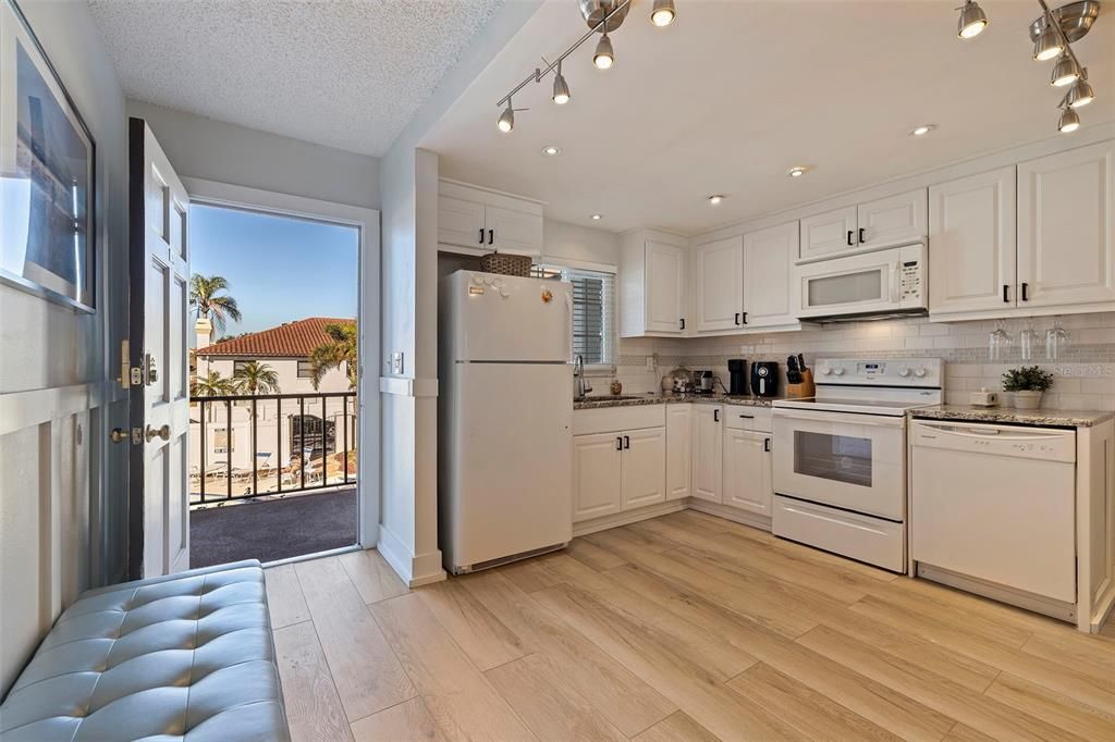 For Sale: $299,000 (2 beds, 2 baths, 1085 Square Feet)