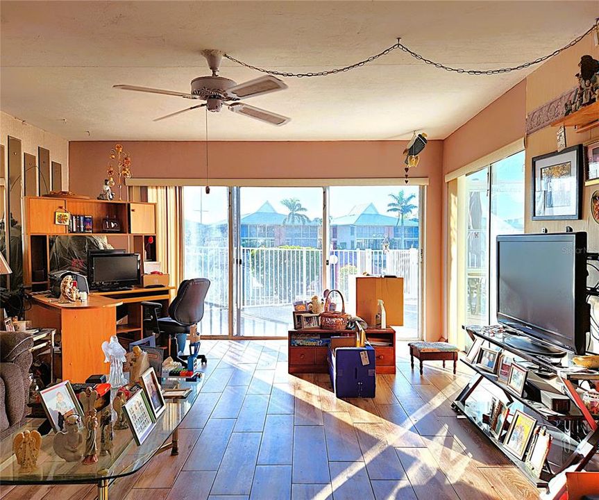 Family room with direct access to the pool