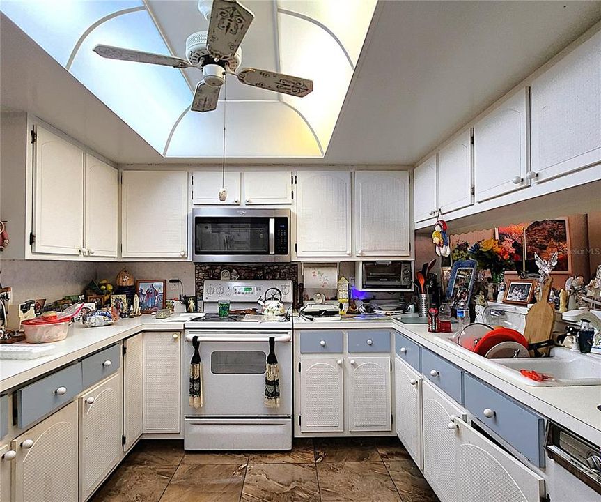 Kitchen includes all appliances: garbage disposal, dishwasher, mounted microwave, fridge, stove