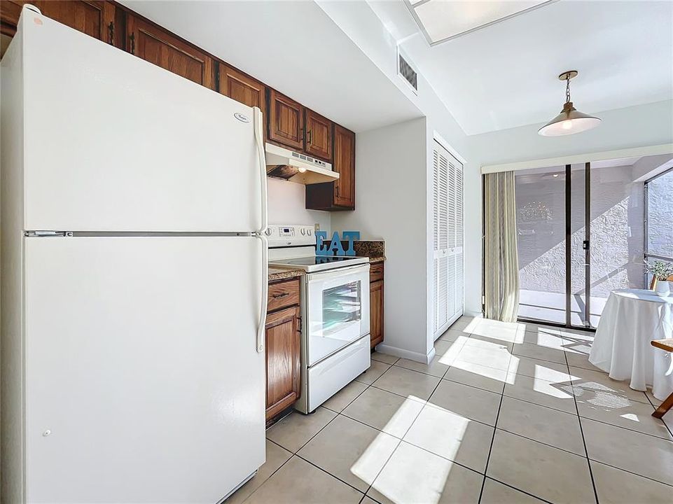 For Sale: $275,000 (2 beds, 2 baths, 1040 Square Feet)