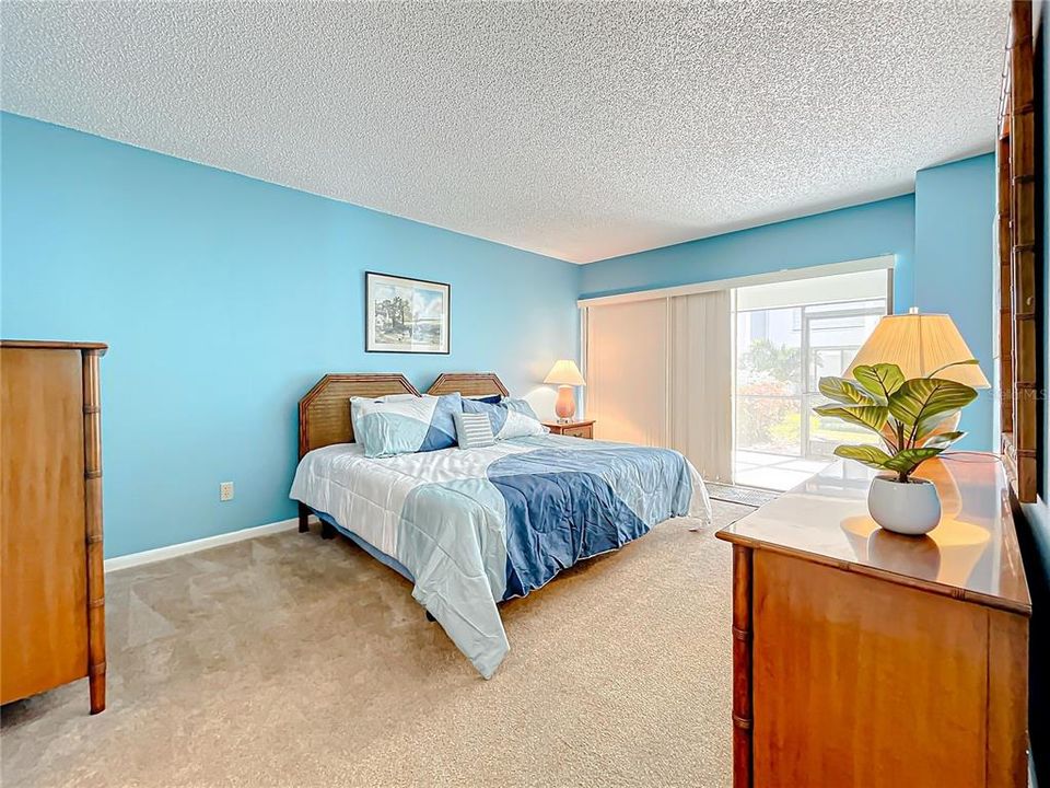 For Sale: $275,000 (2 beds, 2 baths, 1040 Square Feet)