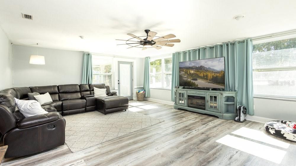 This family room is urrounded with windows that bring in so much sunshine! Lovely!