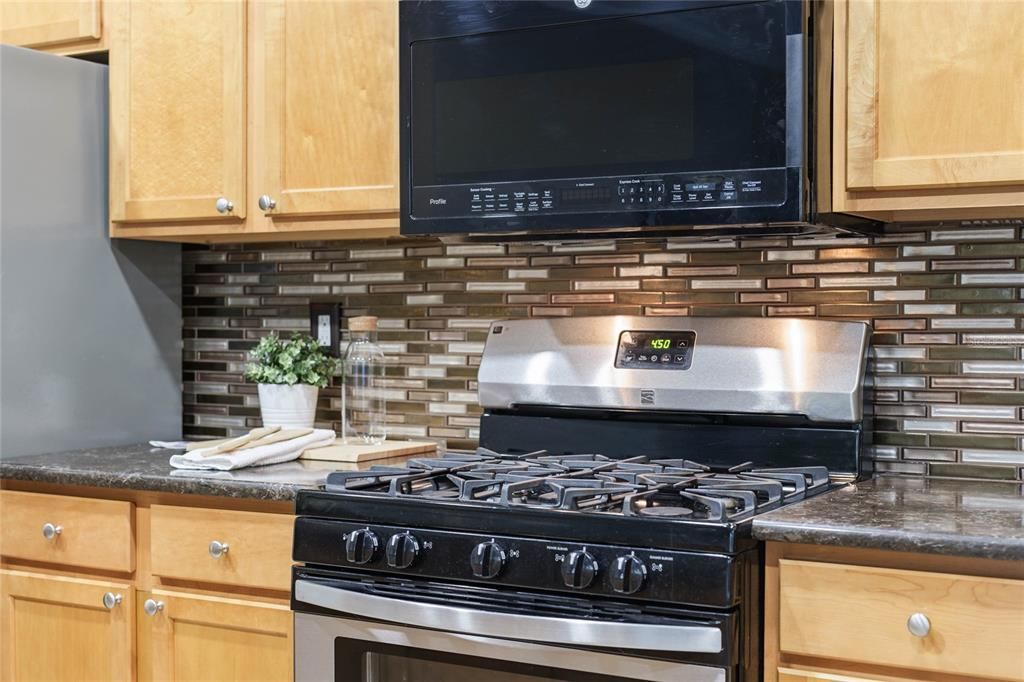 5-Burner natural gas range w/ microwave above & Listello glass backsplash