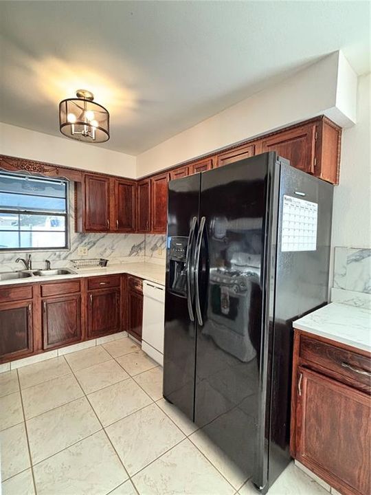 COZY KITCHEN - ALL APPLIANCES STAY!