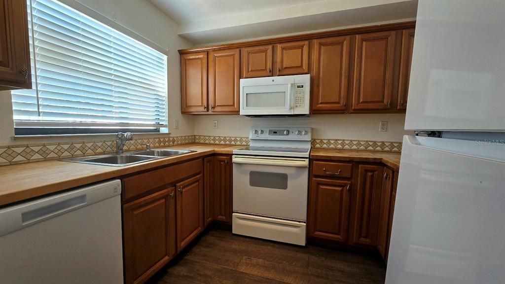 For Sale: $159,900 (2 beds, 2 baths, 1218 Square Feet)