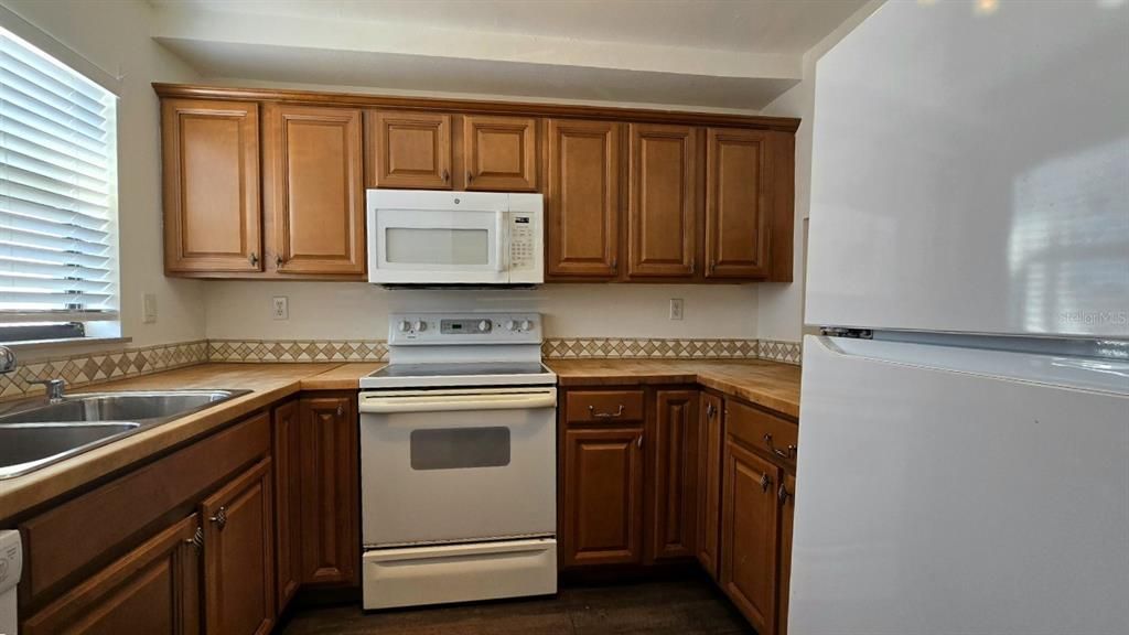 For Sale: $159,900 (2 beds, 2 baths, 1218 Square Feet)