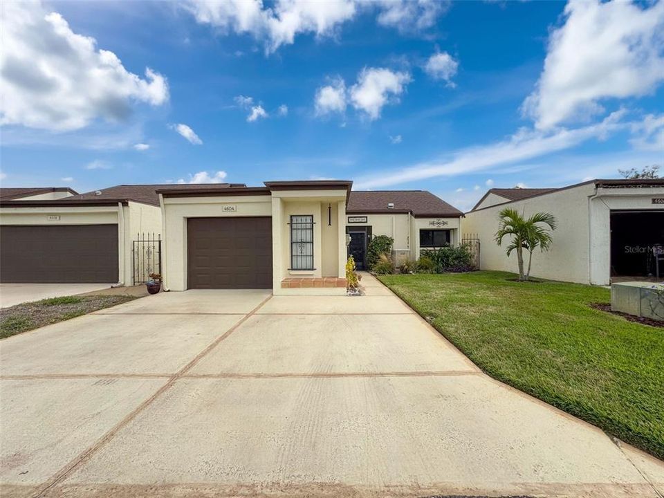 1 Car Garage and 2 parkings on the Driveway