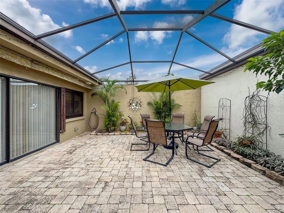 Enclosed Backyard - No need to worry about the bugs!