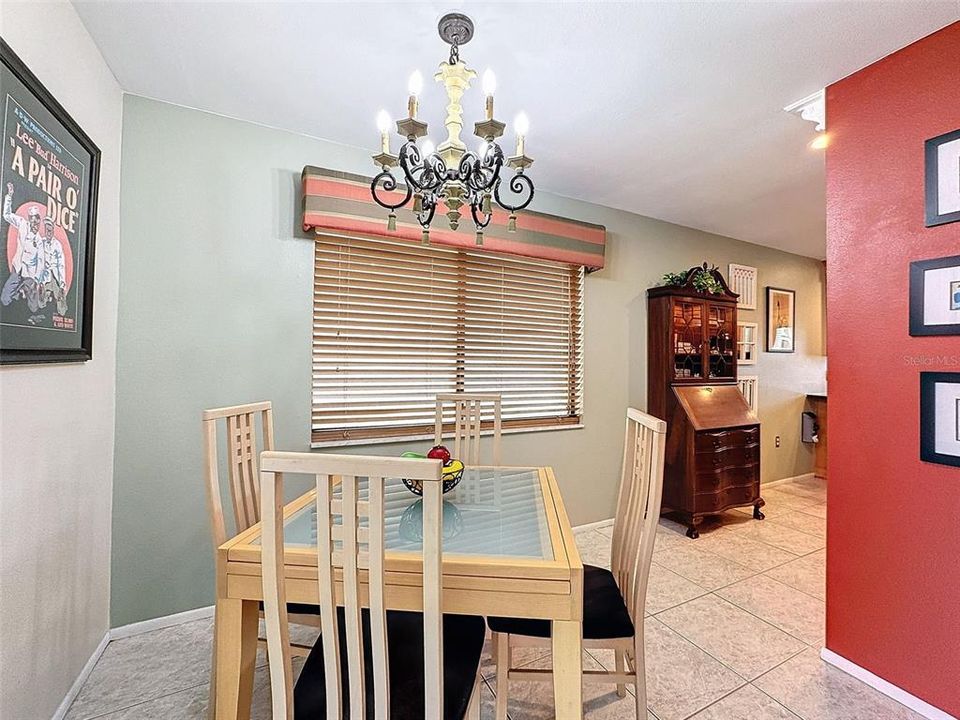 Dining Area - Chandalier doesn't convey