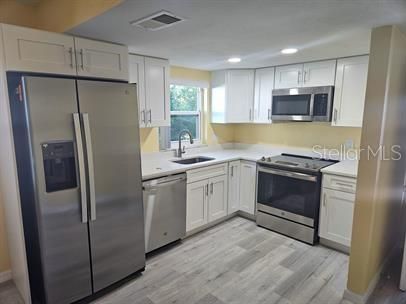 For Rent: $2,400 (2 beds, 1 baths, 900 Square Feet)