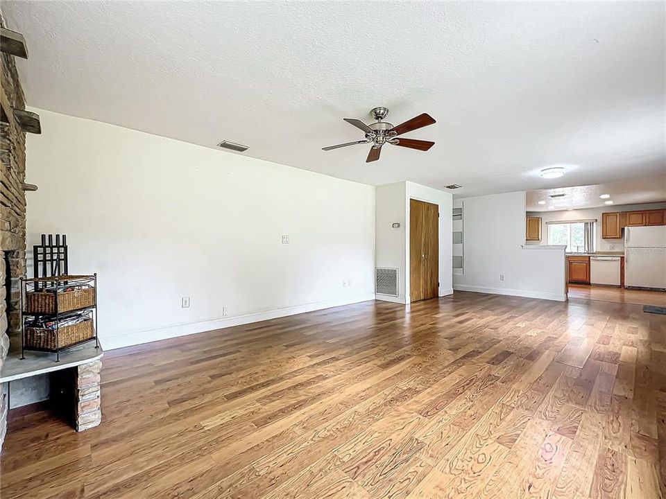 Active With Contract: $275,000 (3 beds, 2 baths, 1416 Square Feet)