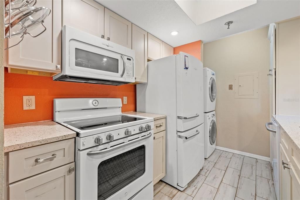 For Sale: $230,000 (2 beds, 2 baths, 1016 Square Feet)